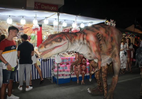 Almerimar acoge un mercadillo temático con un ambiente 