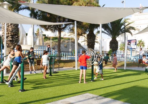Adra inaugura su primer parque totalmente inclusivo e intergeneracional en el Paseo Picasso
