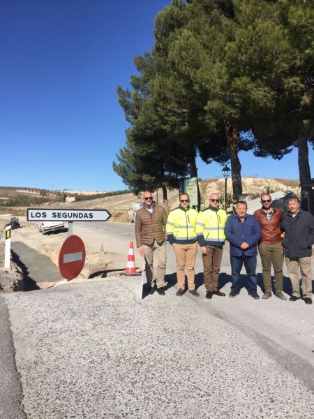 Mejoran ya la seguridad vial en el acceso a Los Segundas desde la A334, en Alcóntar