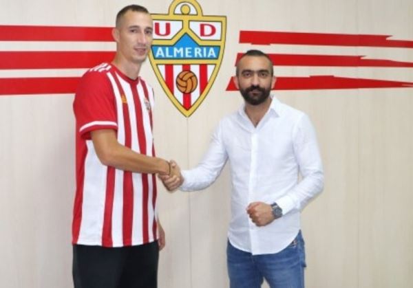 La UD Almería firma al centrocampista Radosav Petrovic