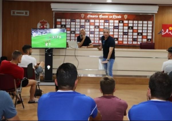 David Fernández Borbalán da una charla a la primera plantilla rojiblanca