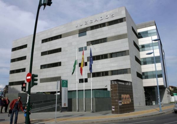 Justicia destruye casi 24.000 expedientes judiciales antiguos y sin valor para liberar espacio en los archivos de Almería