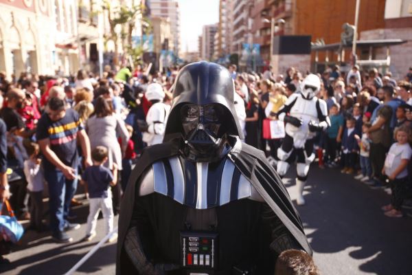 La fuerza acompaña a los almerienses en el pasacalles de 'Star Wars' que inicia FICAL 2017