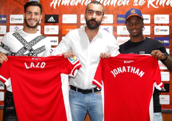 Los nuevos jugadores de la UD Almería Lazo y Jonathan son presentados en 