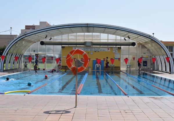 Cerca de 300 niños y mayores participan en los cursos de natación de verano en Vícar