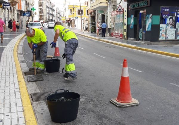 Ayuntamiento de Adra activa labores preventivas de limpieza de la red de pluviales