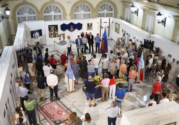 El Patio de Luces de Diputación se llena de Pasión con la muestra '75 años de Amor en Almería'