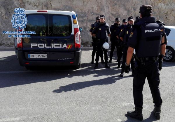 La Policía Nacional arresta al ocupante de un vehículo e interviene la droga que poseía