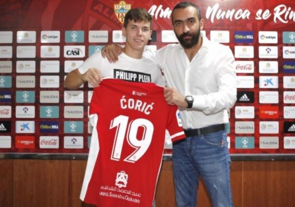 La UD Almería presenta a su nuevo centrocampista Coric