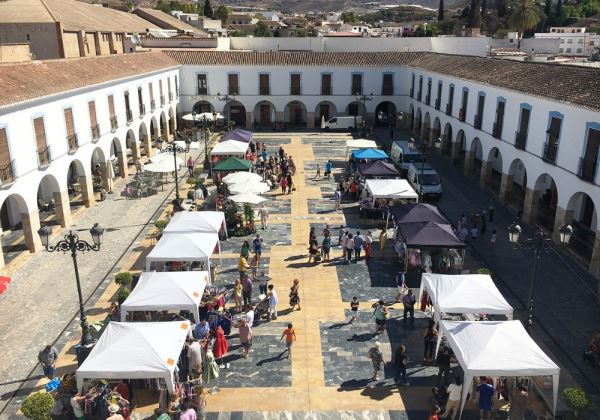 El Mercado de Saldos de Berja llega este sábado a la Plaza Porticada