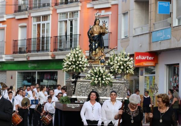 La procesión de Las Alabanzas centra el tercer día de las fiestas de Adra