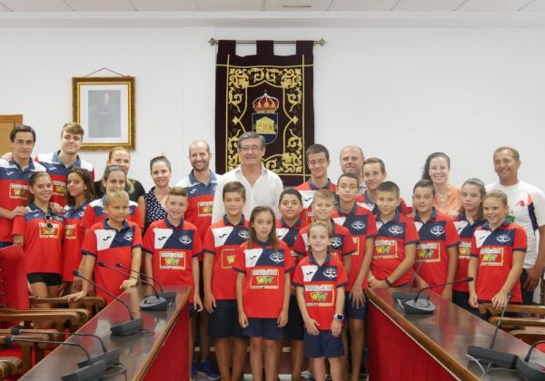El alcalde Adra recibe a los jóvenes del Club de Natación 'Ciudad de Adra'