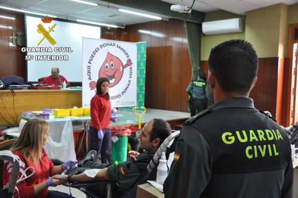 Cerca de 40 personas donan sangre en la Comandancia de la Guardia Civil de Almería