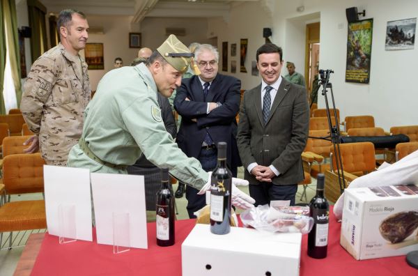 Diputación reparte productos de 'Sabores Almería' al contingente de legionarios de Irak