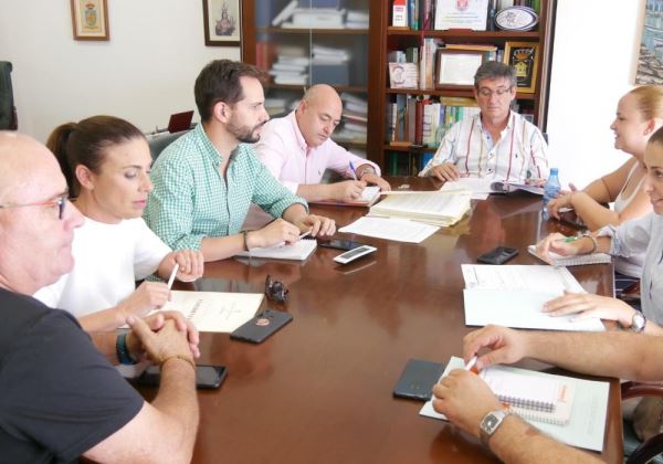 El Ayuntamiento de Adra refuerza la limpieza en los colegios públicos con una inversión de 100.000 euros