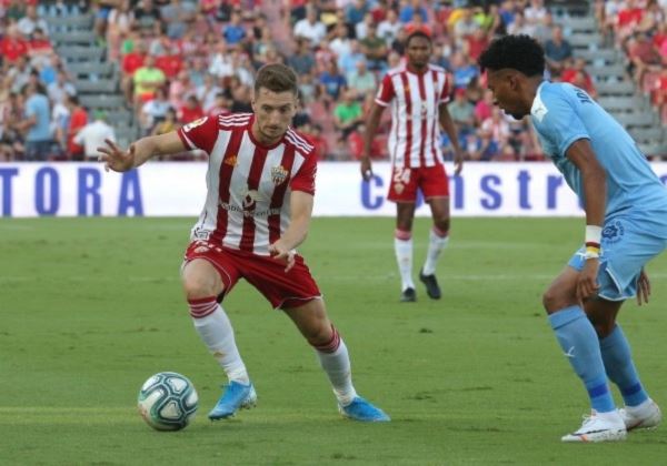 La UD Almería vence 3-1 al Girona para avisar de que esta liga quiere que sea rojiblanca