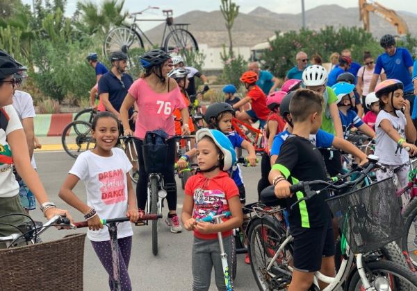 La Semana Europea de la Movilidad reúne en Vícar a decenas de familias en un recorrido de senderismo urbano y en bicicleta