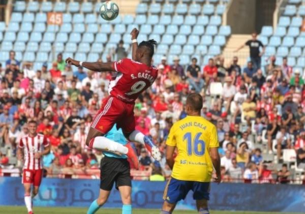 La UD Almería cae en casa ante el Cádiz y pierde el liderato de la Liga SmartBank