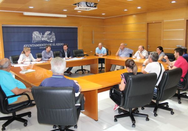 El gobierno de El Ejido analiza con los propietarios de las fincas de Las Cuevecillas el anteproyecto de defensa del litoral