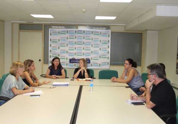 El Ejido busca líneas conjuntas de actuación con el comercio local