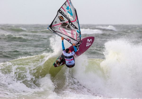 El tricampeón del mundo de windsurf de olas Víctor Fernández se sitúa segundo en la general a falta de una prueba en Hawaii
