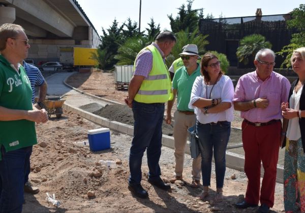Antonio Bonilla y la delegada de Fomento visitan las obras de la conexión peatonal entre Barrio Archilla y El Parador