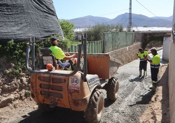 Avanzan las obras de pavimentación de caminos rurales en Berja