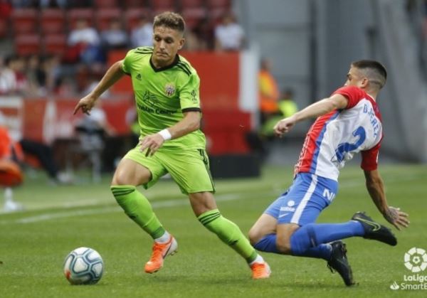 La UD Almería vuelve a caer, esta vez en El Molinón