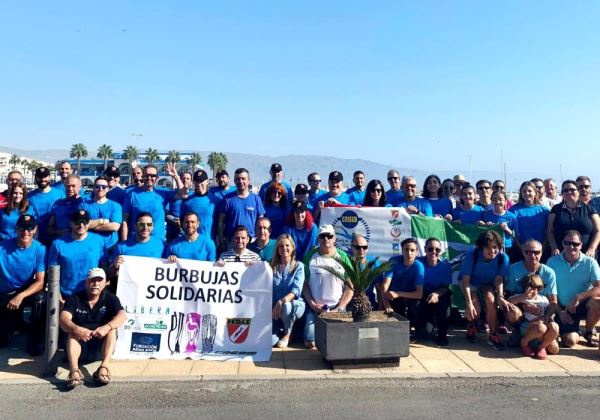 Casi 100 voluntarios, en la gran limpieza de fondos marinos y litoral en el Puerto de Roquetas de Mar