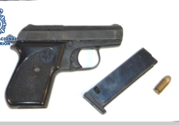 La Policía Nacional detiene a tres hombres que intentaron atracar un 24 horas a punta de pistola