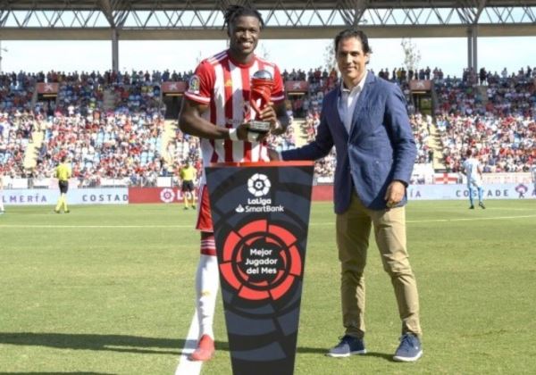 El rojiblanco Sekou recibe el premio al mejor jugador de la Liga en septiembre
