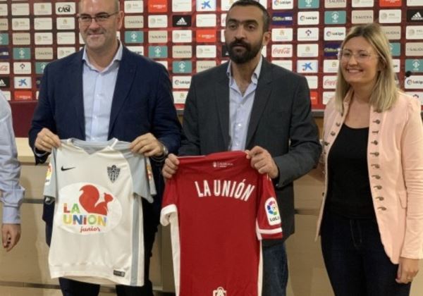 El Almería y Alhóndiga La Unión crean equipos de fútbol para zonas desfavorecidas
