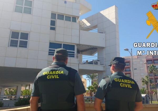 La Guardia Civil auxilia a una mujer y a su hija en una vivienda de Roquetas de Mar