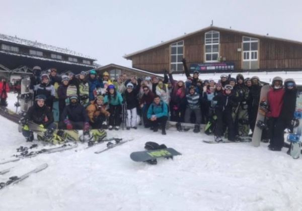 Deporte y Naturaleza intercambia rutas tras las últimas nieves en Sierra Nevada