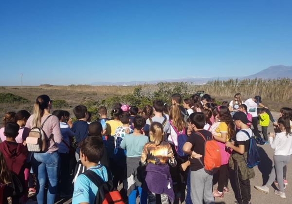 Medio centenar de pequeños lectores de Vícar realizan una ruta literaria en Punta Entinas