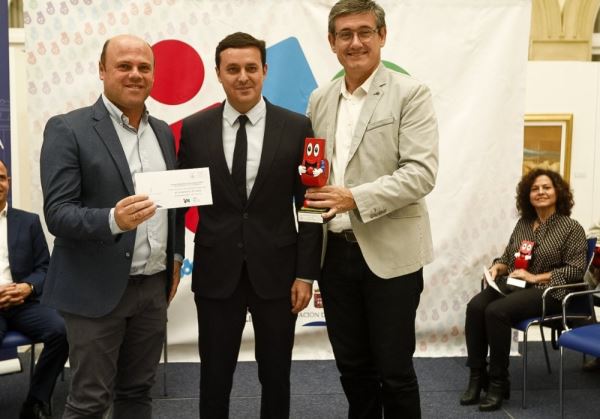 El Ayuntamiento de Adra recibe un reconocimiento por su difusión de los valores deportivos