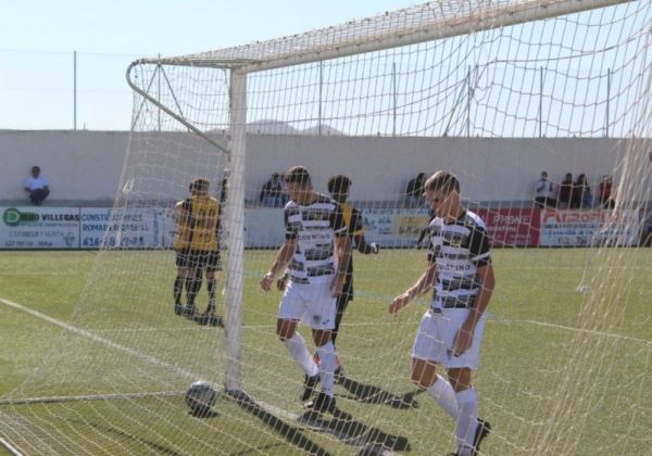 El Berja CF logra la primera victoria ante su afición goleando al Cantoria
