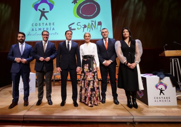 'Costa de Almería' deslumbra al mercado turístico francés desde la majestuosa Torre Eiffel