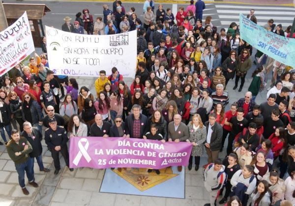 Adra se moviliza contra la violencia de género al grito de '¡Ni un minuto más de silencio!'