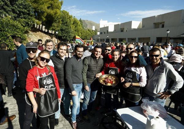 Centenares de personas disfrutan de una jornada de migas en Enix