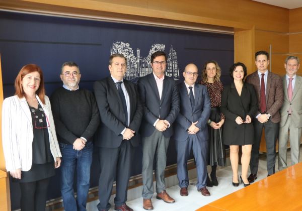 Hospital de Poniente y Fundación La Caixa se unen para realizar actividades sociales