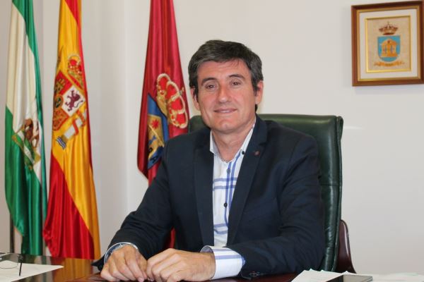 El  alcalde de Adra, satisfecho por la adjudicación de las obras de mejora del alumbrado del puerto