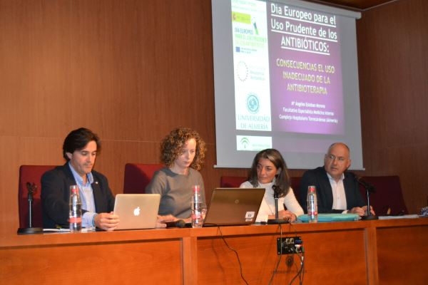 La Facultad de Ciencias de la Salud se suma a concienciar sobre el uso de antibióticos