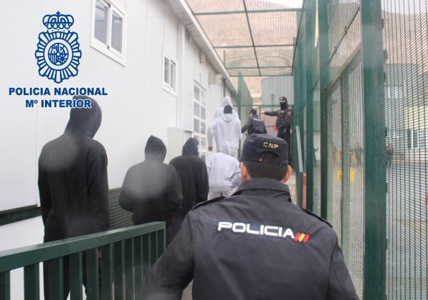 La Policía Nacional detiene al patrón de un barco de pesca con 107 inmigrantes a bordo