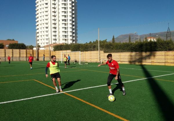 Cabello pone a sus jugadores a punto para el derbi frente al Almería B