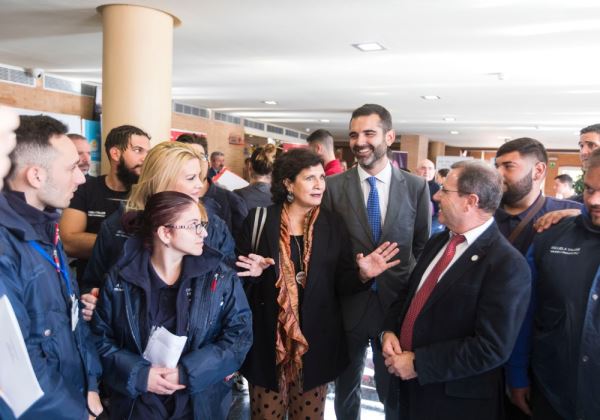 Más de 200 jóvenes menores de 30 años participan en la Feria de Empleo