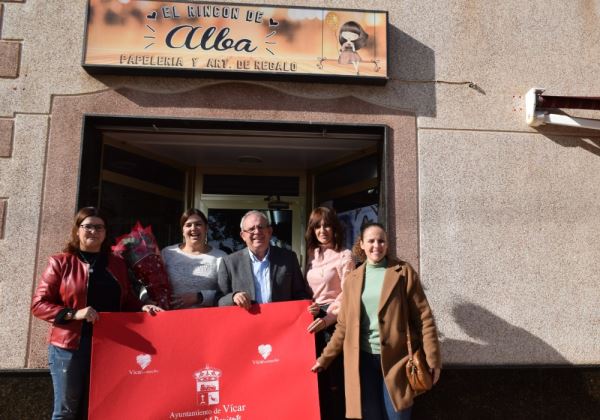 Alfombras rojas y flores de Pascua para adornar los comercios de Vícar