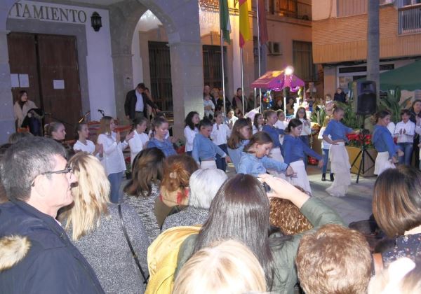 La zambombá de la peña 'Entre Amigos' amenina el Mercadillo Navideño de Adra