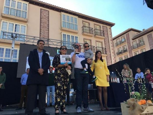 Más de 500 vecinos disfrutan de unas migas en el Mercado Gastronómico de Huércal-Overa