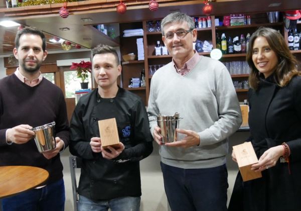 Los establecimientos hosteleros de Adra promocionan la imagen de la marca 'Adra KMCERO'